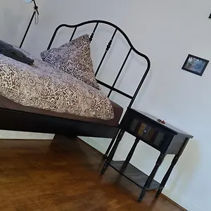 Gemuetliches In Einer Altbauwohnung In Der Stadt Privatunterkunft